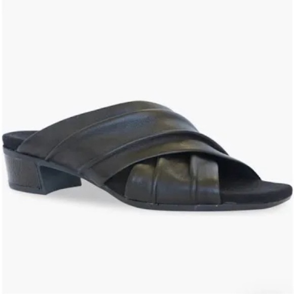 Munro Lee Black Lamb Leather Slide Sandal - Picture 2 of 8